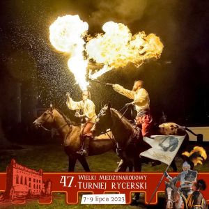 Mężczyźni na koniach prezentują pokaz ognia
