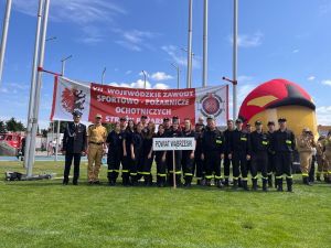Drużyna strażaków OSP z powiatu wąbrzeskiego na stadionie
