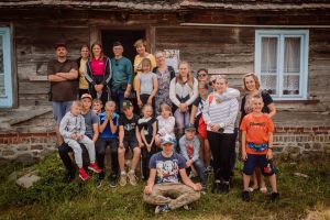 Grupa dzieci na tle skansenu