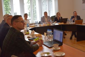 Grupa osób siedząca przy stołach