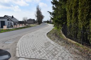 chodnik przy markecie dino w książkach (1)