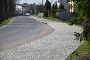 chodnik przy markecie dino w książkach (2)