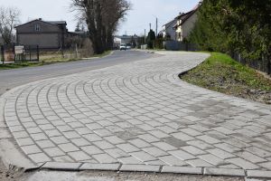 chodnik przy markecie dino w książkach (3)