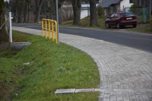 chodnik przy markecie dino w książkach (5)