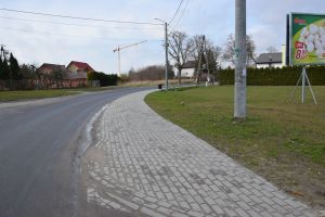 chodnik przy markecie dino w książkach (6)