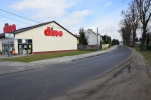 chodnik przy markecie dino w książkach (9)