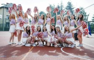 Grupa cheerleaderek na boisku szkolnym