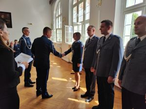 stojący w rzędzie policjanci odbierający wyróżnienia