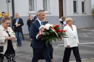 SKŁADANIE KWIATÓW POD OBELISKIEM NA UL. GÓRNEJ (2)