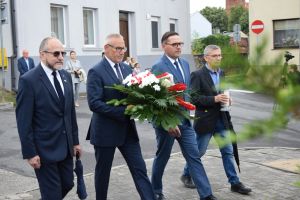 SKŁADANIE KWIATÓW POD OBELISKIEM NA UL. GÓRNEJ (3)
