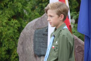 SKŁADANIE KWIATÓW POD OBELISKIEM NA UL. GÓRNEJ (6)