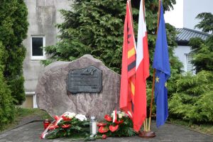 SKŁADANIE KWIATÓW POD OBELISKIEM NA UL. GÓRNEJ (8)