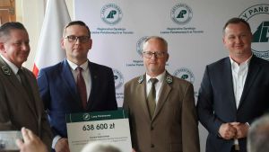 Grupa czterech mężczyzn w garniturach