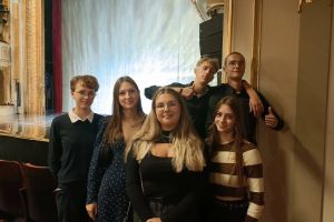 Uczniowie w teatrze (2)