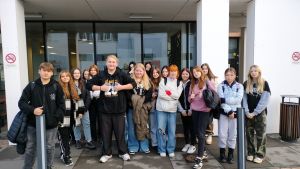 uczniowie z wizytą w bibliotece