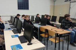 uczniowie podczas wykładów otwartych na politechnice (6)