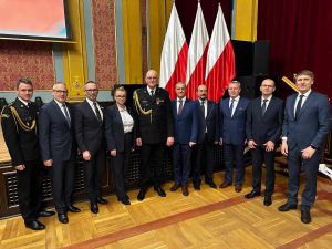 Komendant Wojewódzki PSP st. bryg. Sławomir Herbowski wraz z zaproszonymi gośćmi na uroczystości zakończenia swojej służby