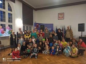 Zdjęcie grupowe z balu karnawałowego.