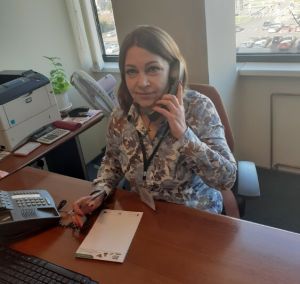 Kobieta rozmawiająca przez telefon