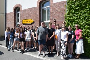 Uczniowie z Realschule Syke wraz z rówieśnikami z Zespołu Szkół w Wąbrzeźnie i Wicedyrektor Panią Hanną Kowalską oraz...