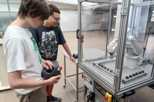 Zajęcia w Centrum Programowania Robotów Przemysłowych (10)