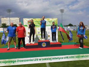 Marta Ciupak na podium podczas wręczania medalu