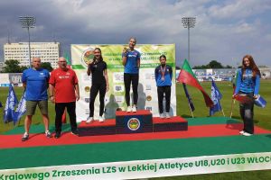 Marta Ciupak na podium podczas wręczania medalu