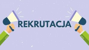 Napis "REKRUTACJA" na fioletowym tle, po bokach znajdują się megafony trzymane w ręcach
