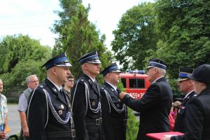 Wręczanie odznaczeń i wyróżnień na uroczystości 100-lecia działalności Ochotniczej Straży Pożarnej w Ryńsku