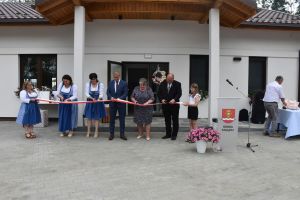 Uroczyste otwarcie Świetlicy Wiejskiej w Łopatkach Polskich - przecięcie wstęgi.