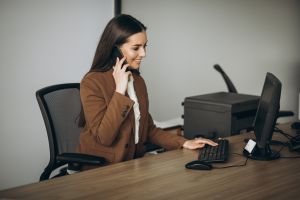 Kobieta rozmawiająca przez telefon
