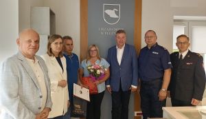 Uroczyste spotkanie lokalnych władz i służb z Państwem Zielińskimi z Kotnowa, którzy uratowali osoby ranne w wypadku...