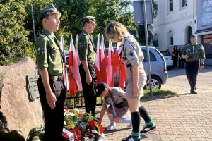 Złożenie kwiatów upamiętniających 80. rocznicę wybuchu Powstania Warszawskiego.