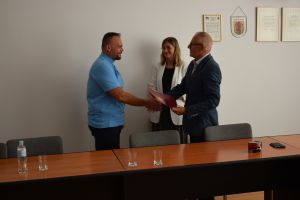 Starosta Krzysztof Maćkiewicz, Wicestarosta Gizela Pijar oraz Proboszcz Parafii w Łopatkach ks. Artur Jankowski