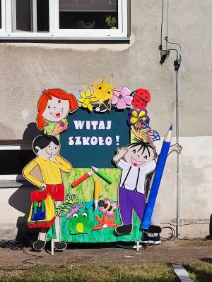 Witacz z napisem ,,WITAJ SZKOŁO!"