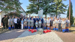 Uczestnicy uroczystości przy Pomniku Pomordowanych w Kurkocinie