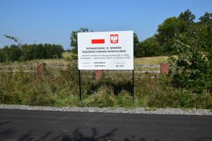 Zdjęcie tablicy informacyjnej na drodze
