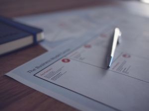 Wniosek, długopis i kalendarz leżące na stole