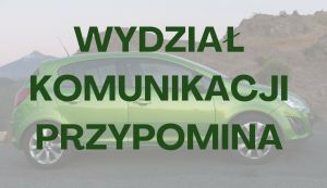 Napis "WYDZIAŁ KOMUNIKACJI PRZYPOMINA" na tle samochodu na drodze.