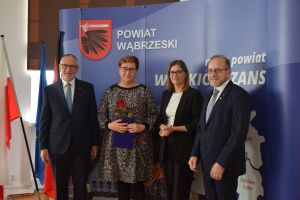 Pani Beata Szewc ze Starostą Wąbrzeskim, Wicestorostą oraz Przewodniczącym Rady Powiatu podczas wręczania nagrody.