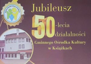 Złoty napis: Jubileusz 50-lecia działalności Gminnego Ośrodka Kultury w Książkach, obok zdjęcie ośrodka i logo.