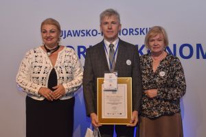 Pan Winicjusz Rygielski Prezes Płuźnickiej Spółdzielni Socjalnej "Pomocna ekipa" z wręczonym wyróżnieniem.