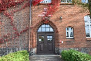 Drzwi wejściowe do Zespołu Szkół Ogólnokształcących w Wąbrzeźnie