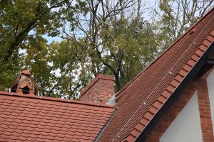 Komin na zewnątrz budynku Starostwa Powiatowego w Wąbrzeźnie.