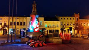 Złożone kwiaty pod pomnikiem Żołnierza Polskiego przez delegacje i mieszkańców