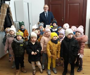 Starosta Wąbrzeski z przedszkolakami ze Szkoły Podstawowej nr 2 im. Jana Pawła II w Wąbrzeźnie.