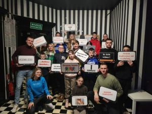 Wychowankowie Placówki Opiekuńczo-Wychowawczej w Książkach wraz z opiekunami w Escape Room'ie.