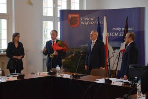 Józef Krawczyk Sekretarz Powiatu z kwiatami i podziękowaniami od Krzysztofa Maćkiewicza Starosty Wąbrzeskiego, Gizeli Pijar...