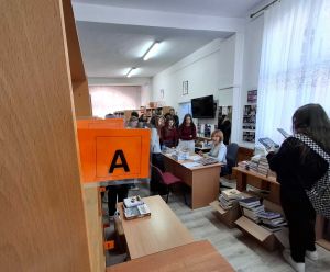 Uczniowie i bibliotekarka w biliotece szkolnej Zespołu Szkół Ogólnokształcących w Wąbrzeźnie.