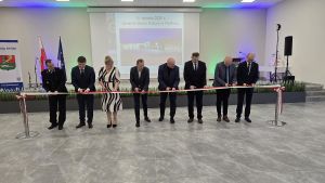 Uroczyste przecięcie wstęgi podczas otwracia Domu Kultury w Myśliwcu.